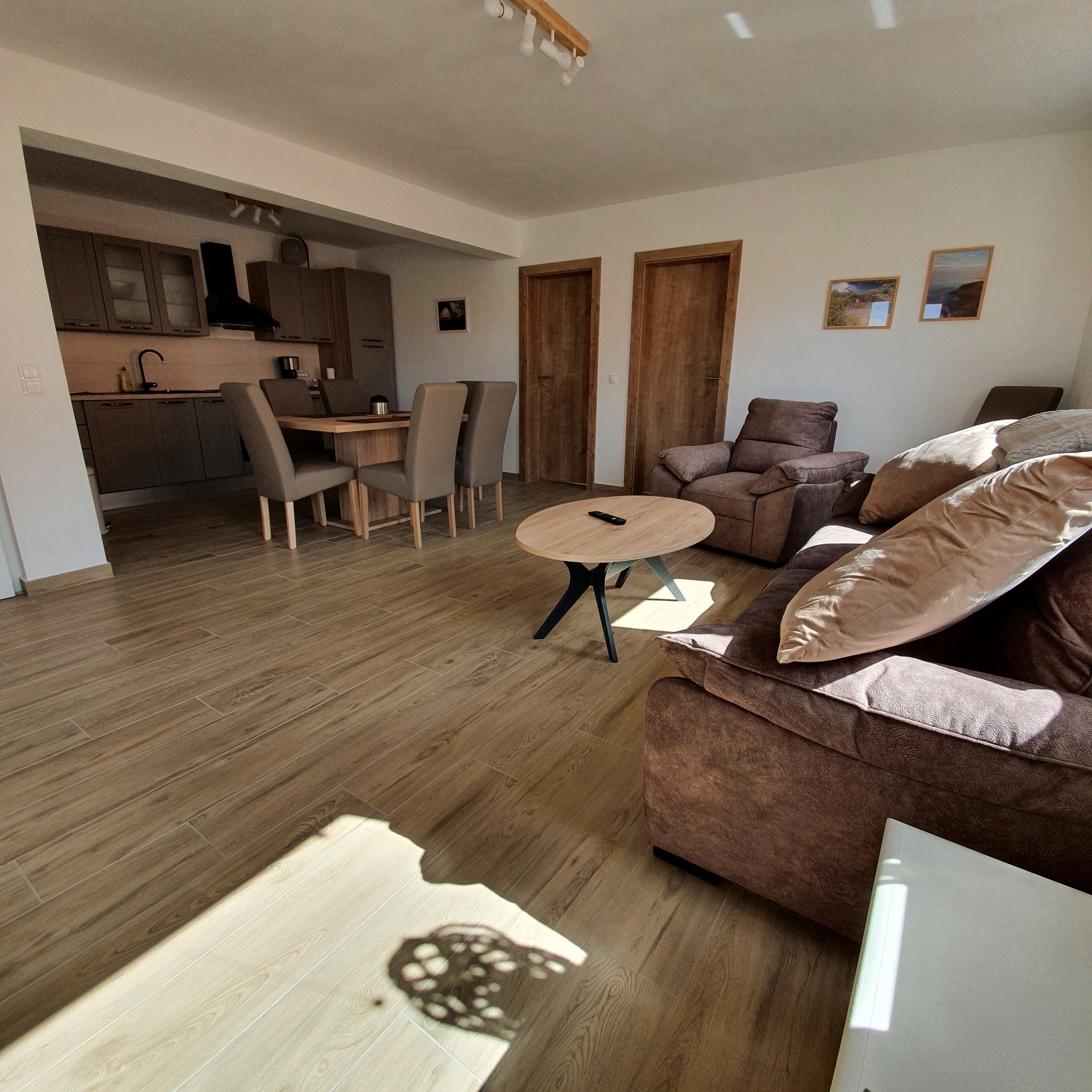 Wohnküche und Schlafzimmer